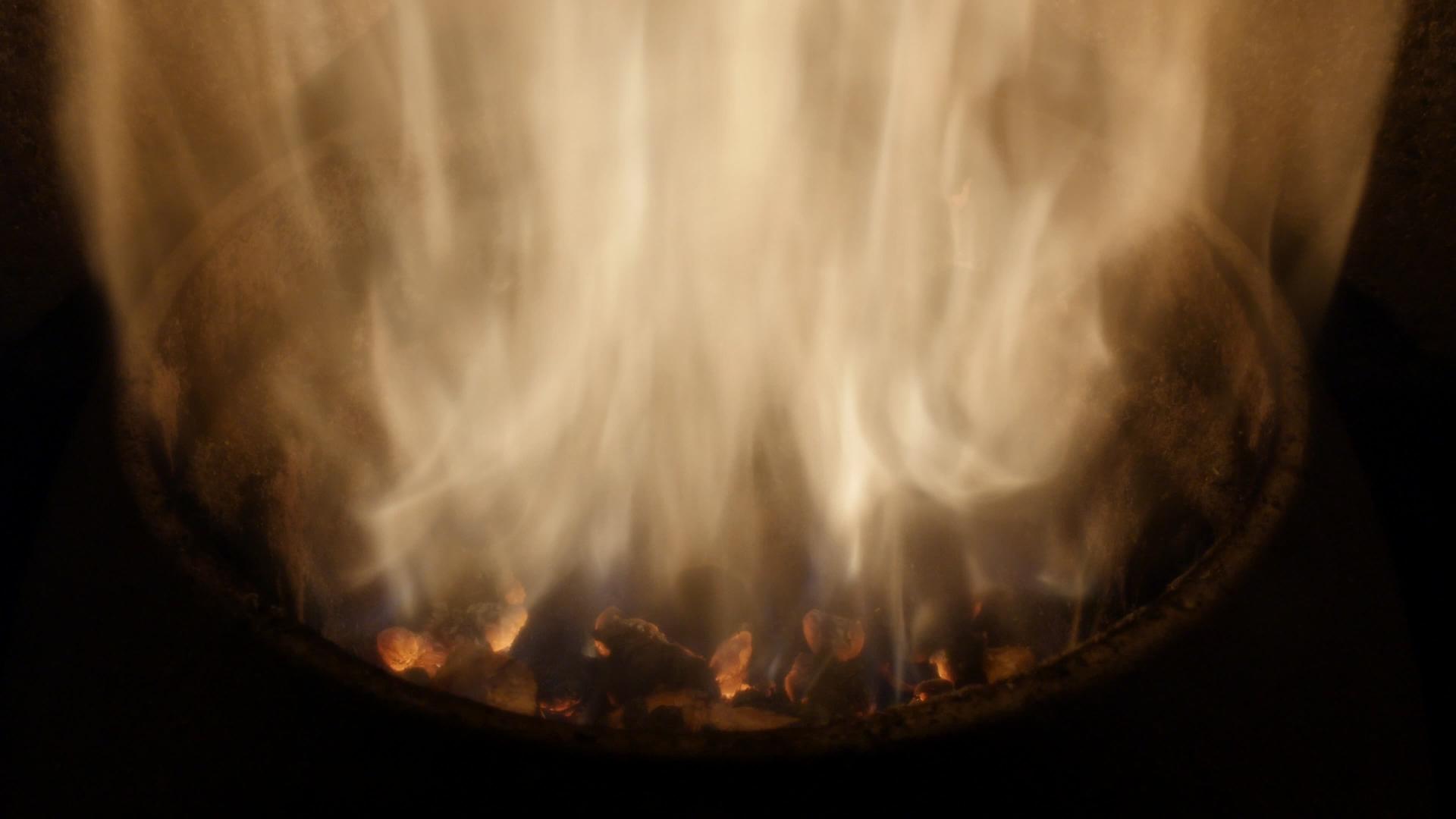 燃烧的木柴颗粒的封闭图像以前是用来加热炉子的视频的预览图