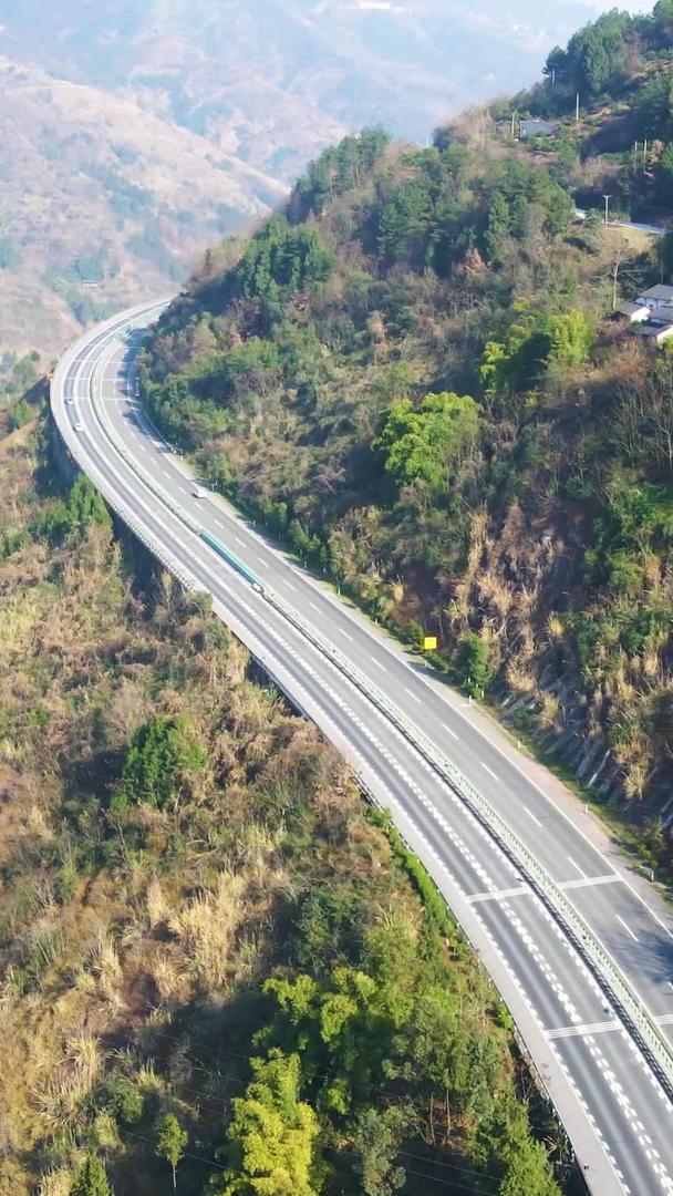 中国西部山区高速公路汽车航拍行驶视频的预览图