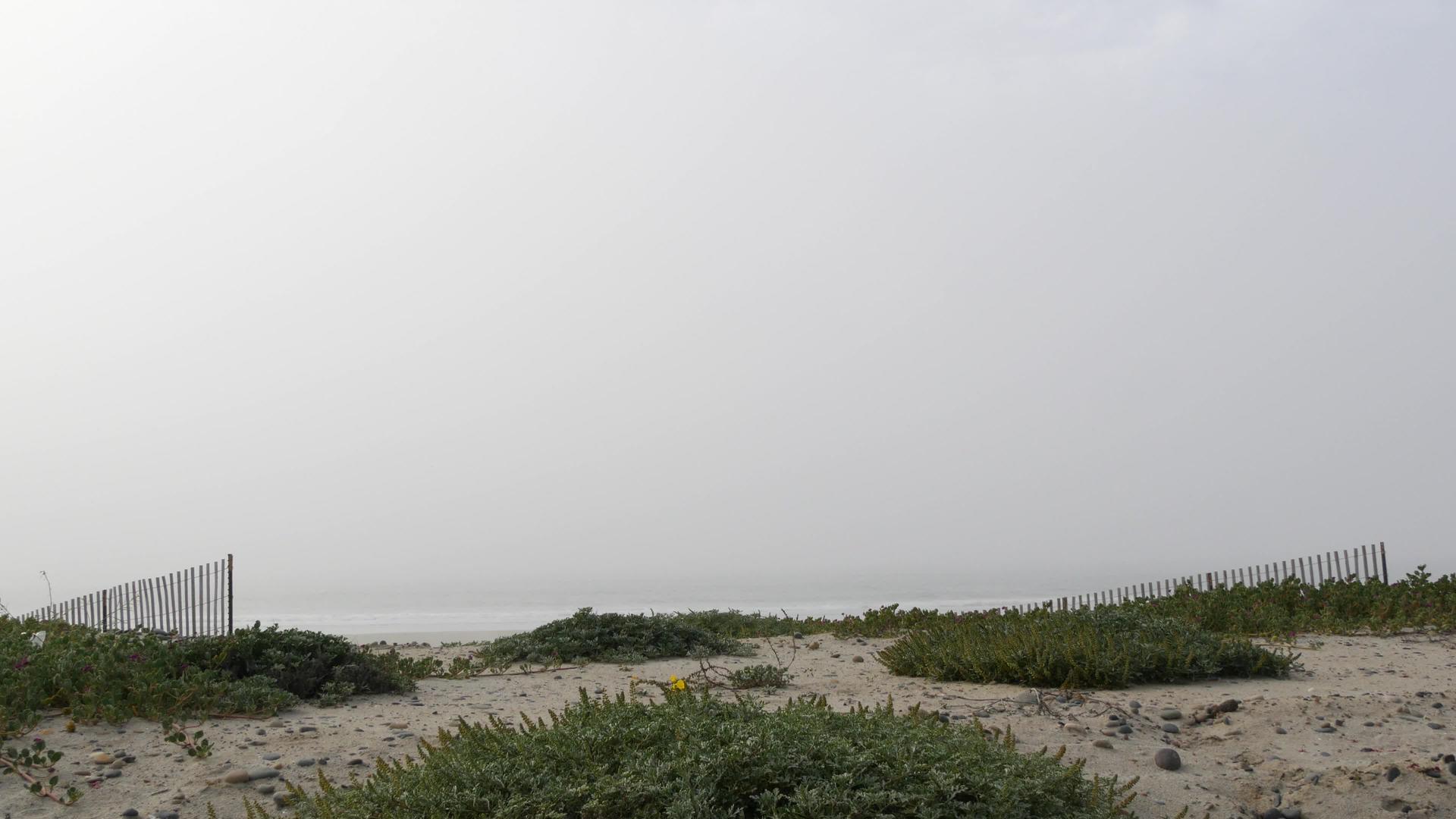 太平洋群岛和南印度河在太平洋海岸沿海的雾霾风景视频的预览图