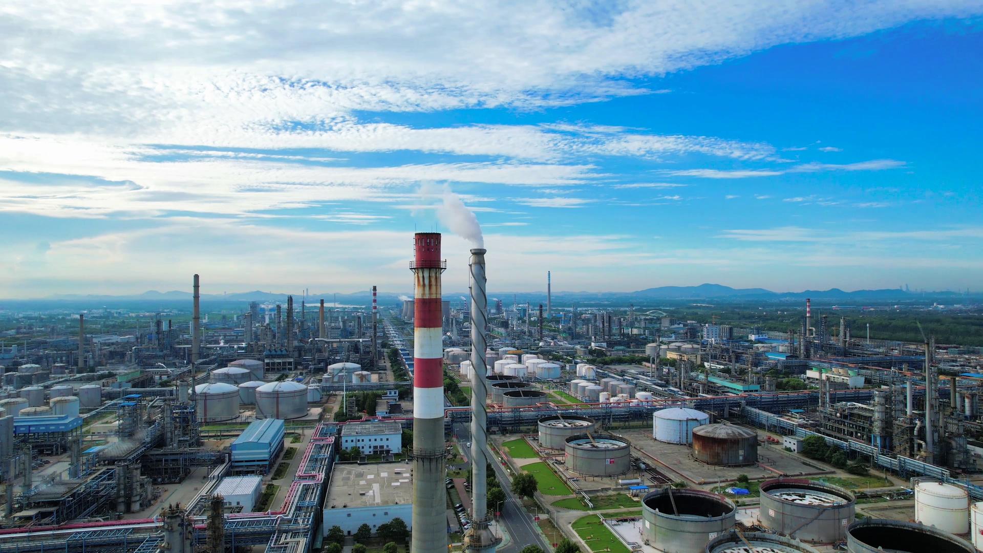 4K航拍化工厂化工生产工业烟囱废气排放工业视频的预览图