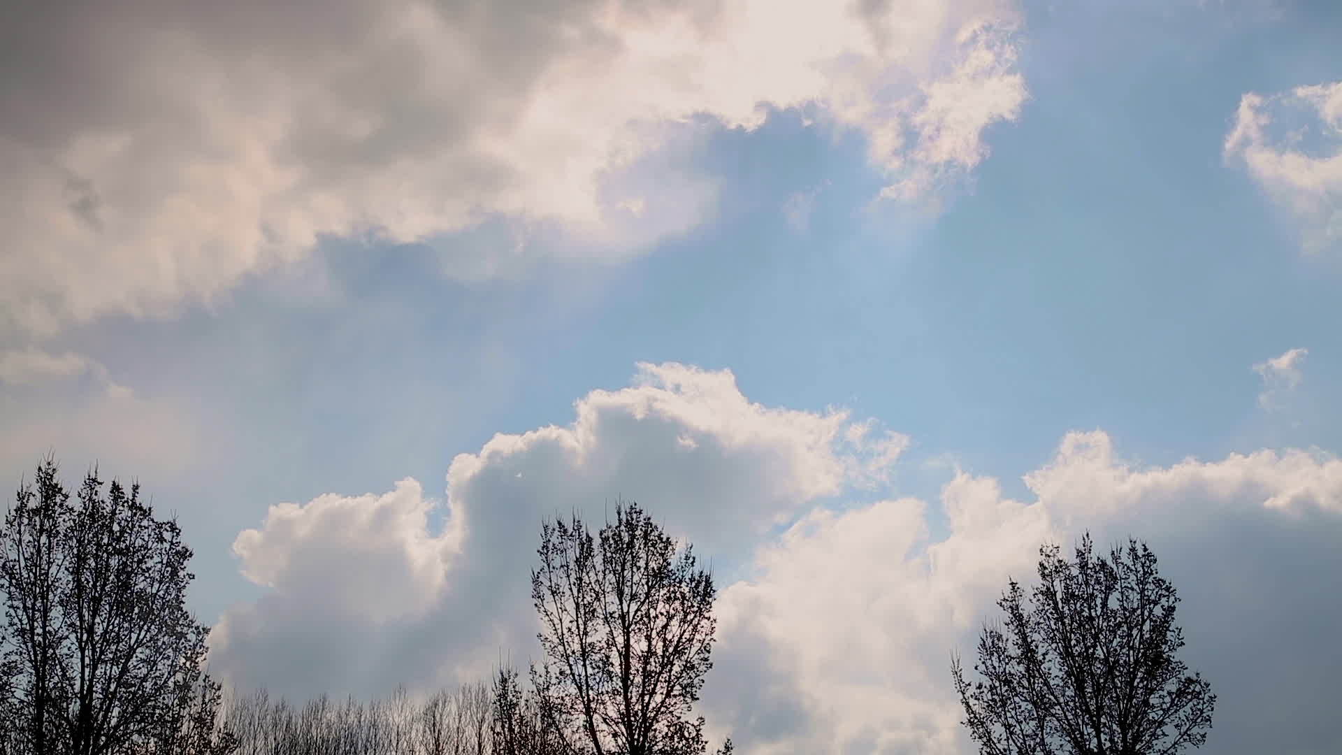 云层在蓝天上移动视频的预览图