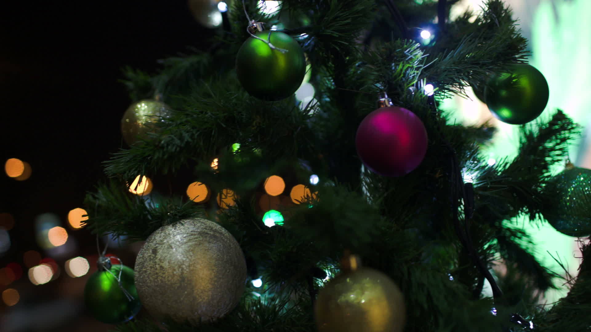 夜晚圣诞树在城市的户外视频的预览图
