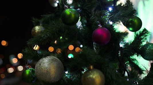 夜晚 圣诞树在城市的户外视频的预览图