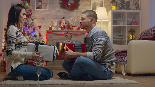 快乐的情侣在圣诞节互相送礼物视频的预览图