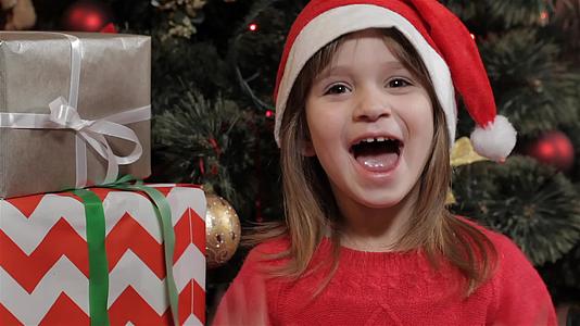 小女孩表达了圣诞节的喜悦视频的预览图