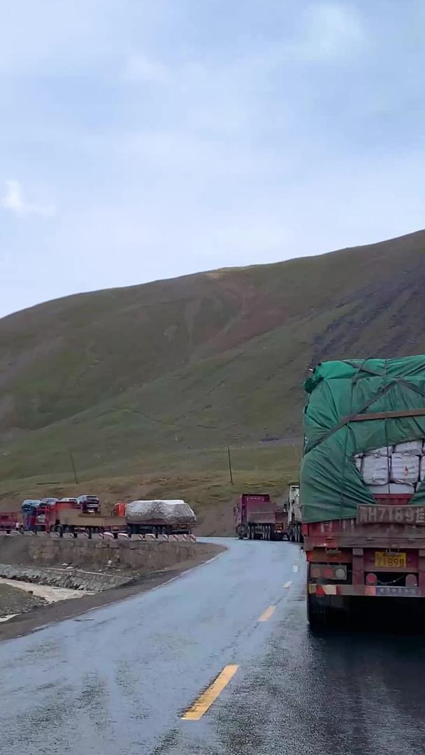 青藏公路交通堵塞视频视频的预览图