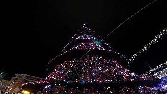 在圣诞节和新年树的夜晚黑暗背景的灯光照耀着新年树视频的预览图