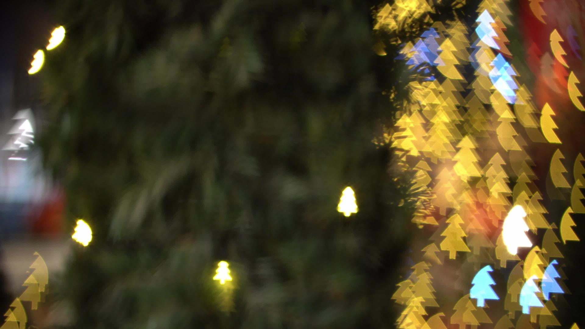 抽象而模糊的圣诞树装饰着多彩的灯光视频的预览图