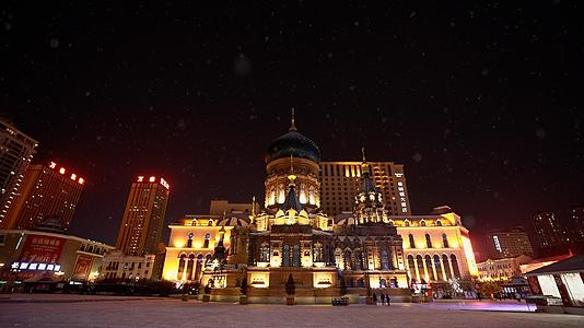 实拍哈尔滨地标建筑下雪的索菲亚教堂视频的预览图