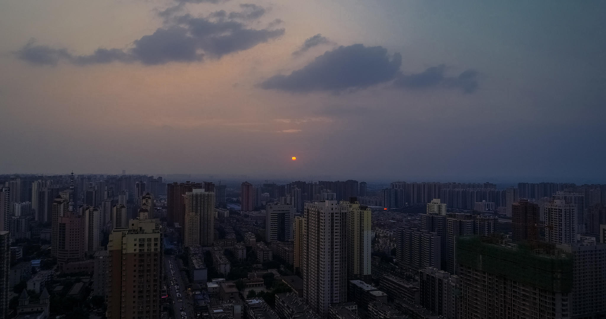 4K高清航怕陕西城市黄昏日落追日视频视频的预览图