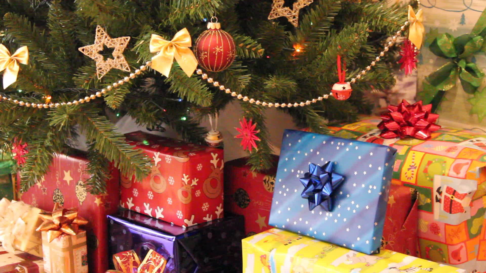 圣诞树下装饰的礼物视频的预览图