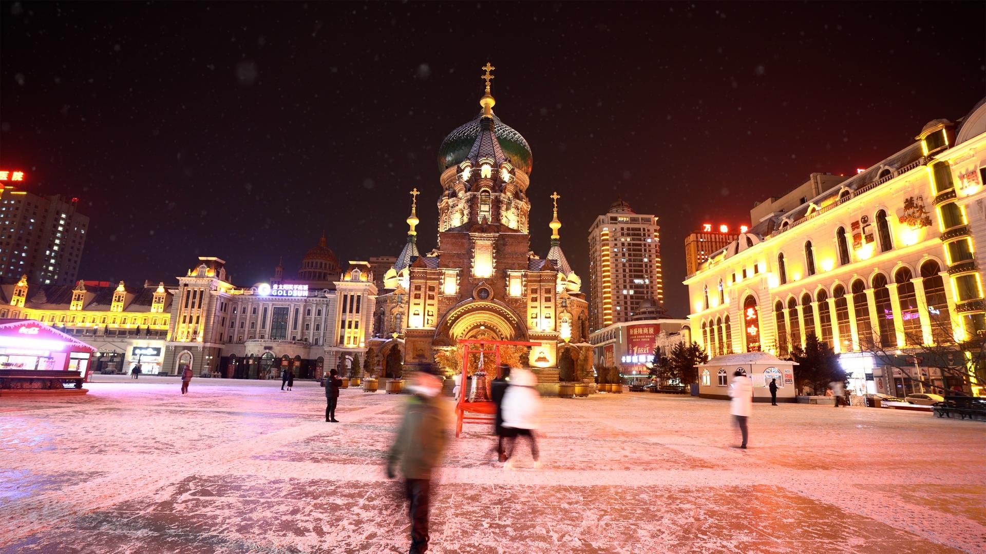 8K哈尔滨地标建筑索菲亚教堂正面游客人流延时视频的预览图