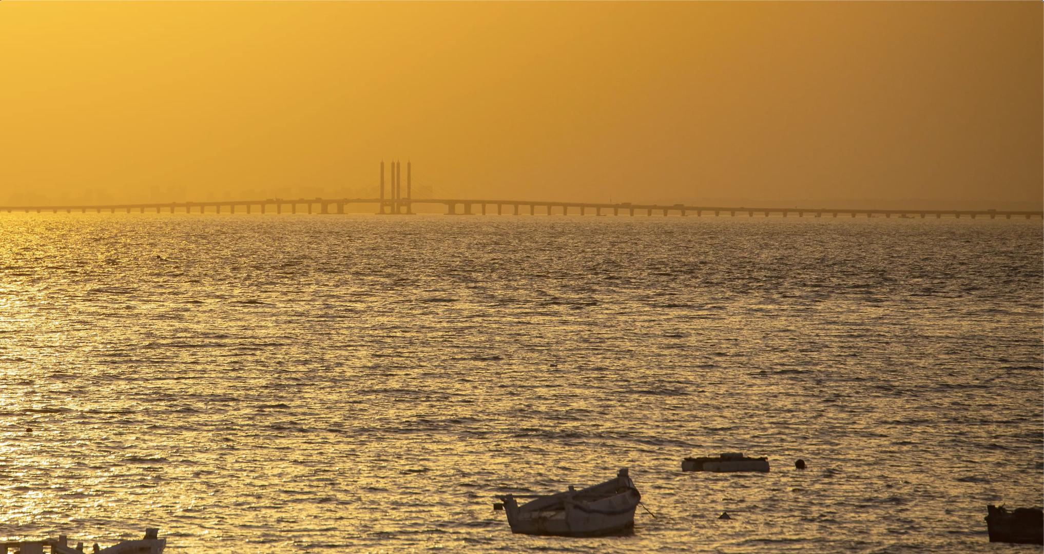4K高清延时青岛胶州湾跨海大桥远眺视频的预览图