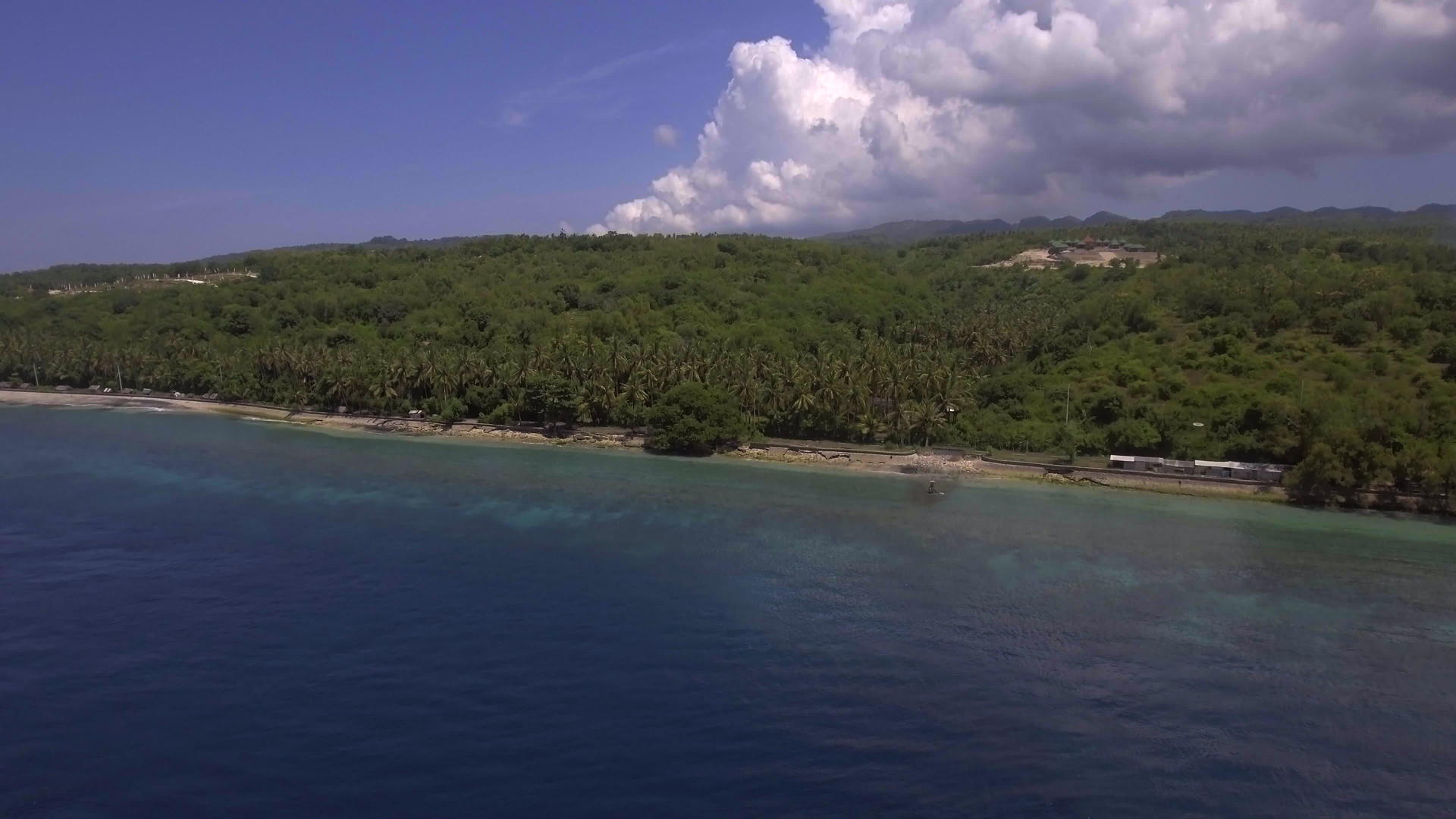 从美丽的海岸起飞的岛上的乌云充满了不眠之岛视频的预览图