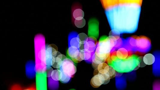 夜市中的滚光灯和彩色轮灯视频的预览图