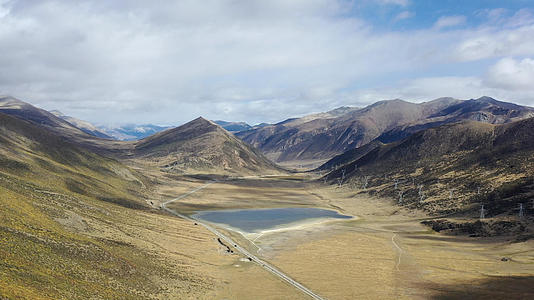 西藏自然风光山峰及湖泊航拍4K视频视频的预览图