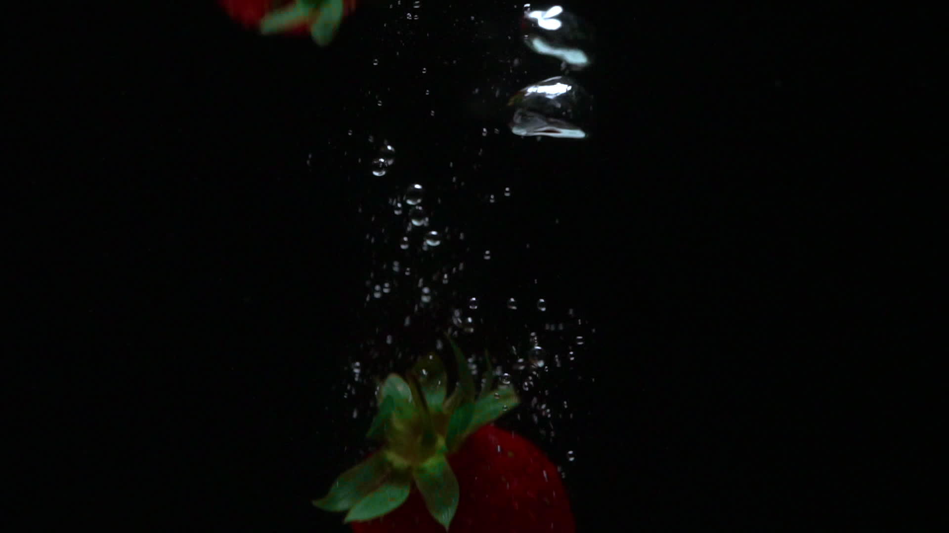 红色水果在液体中滚动视频的预览图