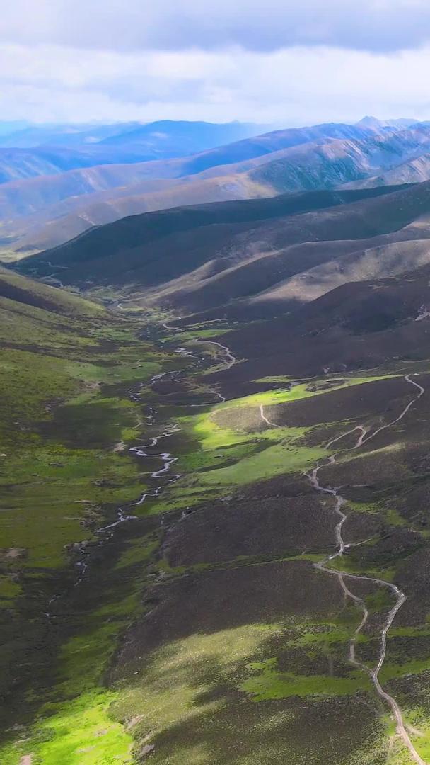 四川甘孜高原蓝天白云自然风光视频的预览图