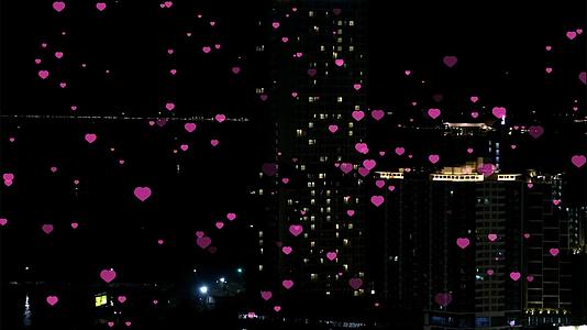 数百万红心在情人节公寓和城市背景下飞行视频的预览图
