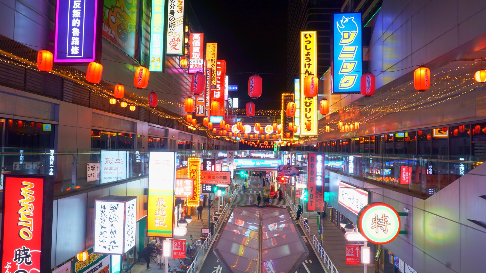 8K实拍新年日式风情街人流延时摄影视频的预览图