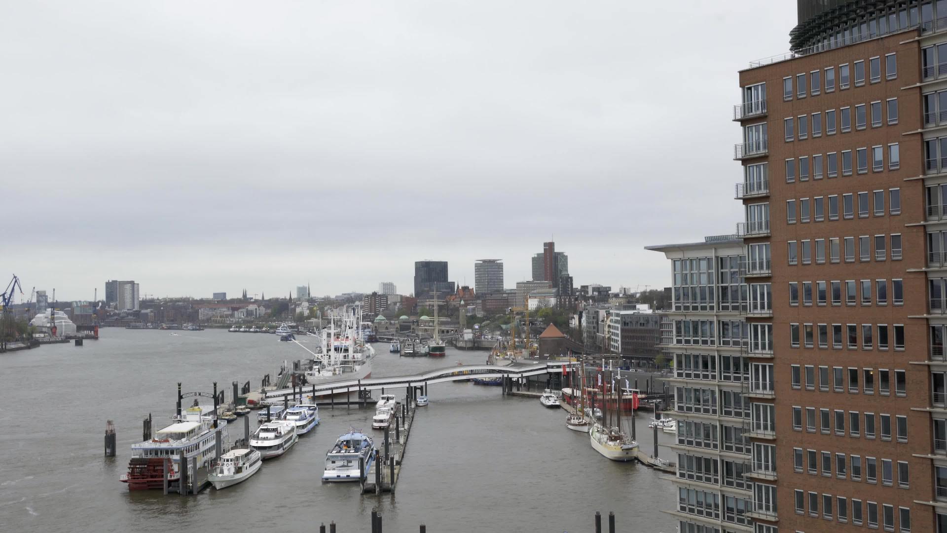 从Elbe河和汉堡港精灵药店顶部和汉堡港口视频的预览图