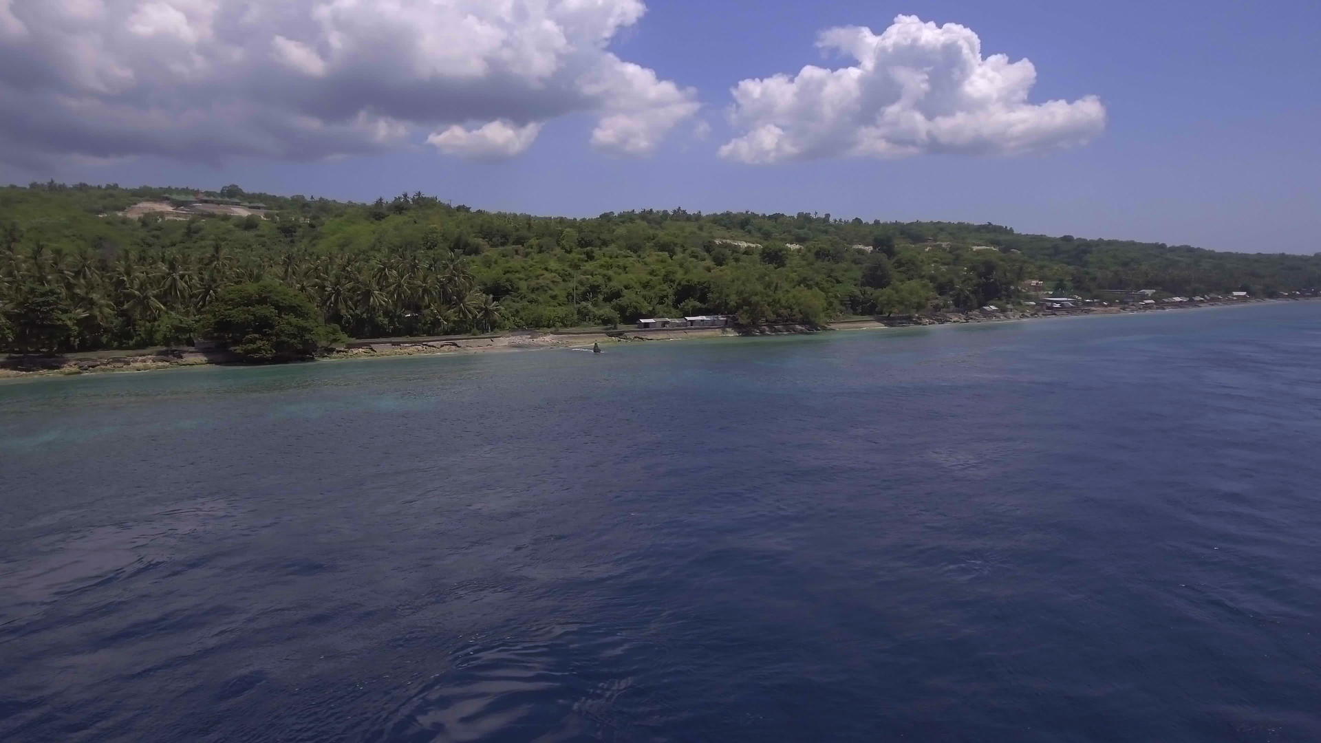 海岸美丽的空中风景伴随着岛上的云朵视频的预览图