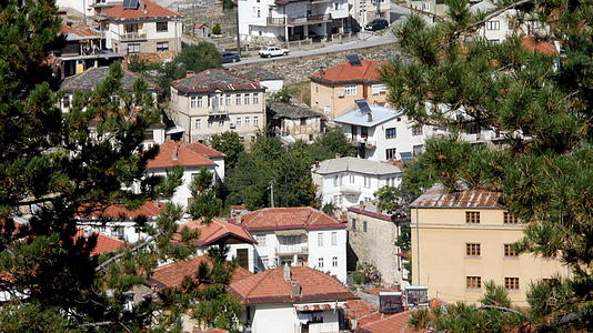 山色屋顶的山城风景视频的预览图