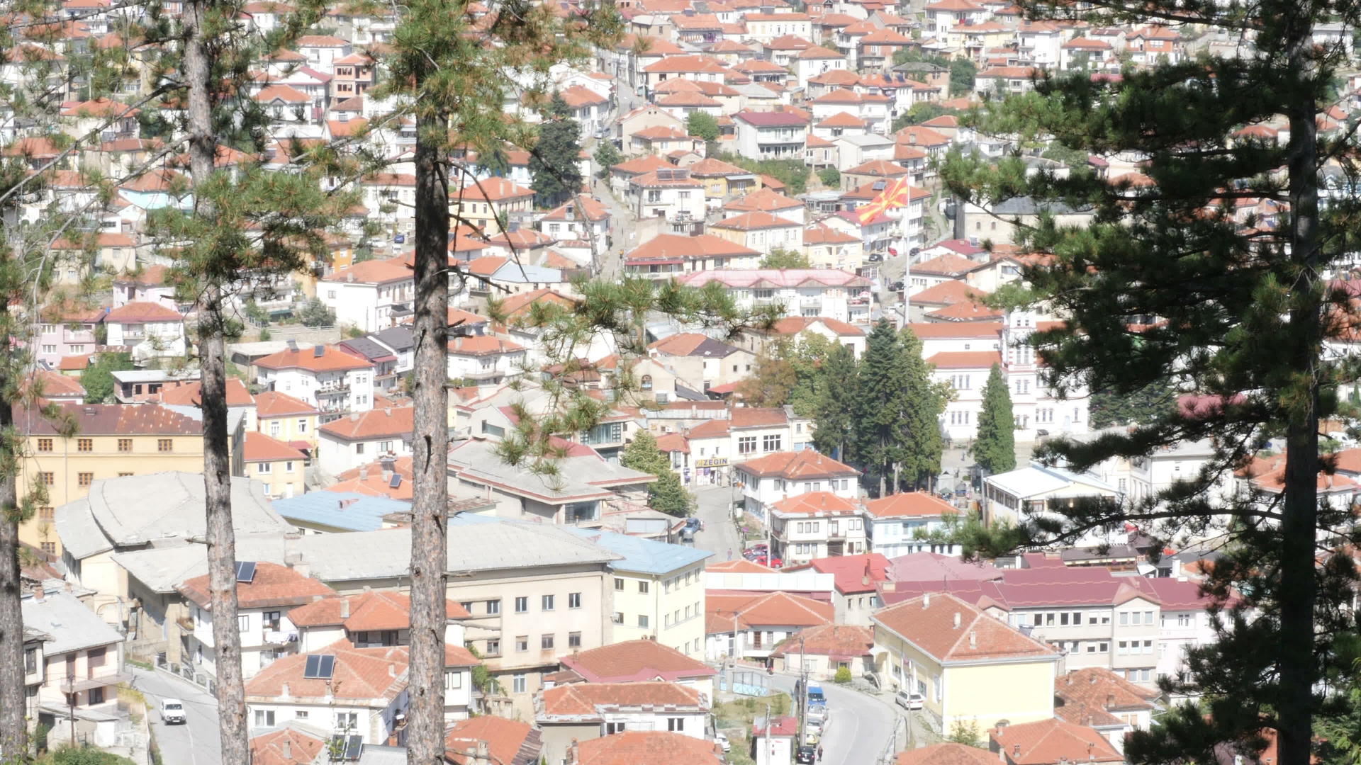 山色屋顶的山城风景视频的预览图