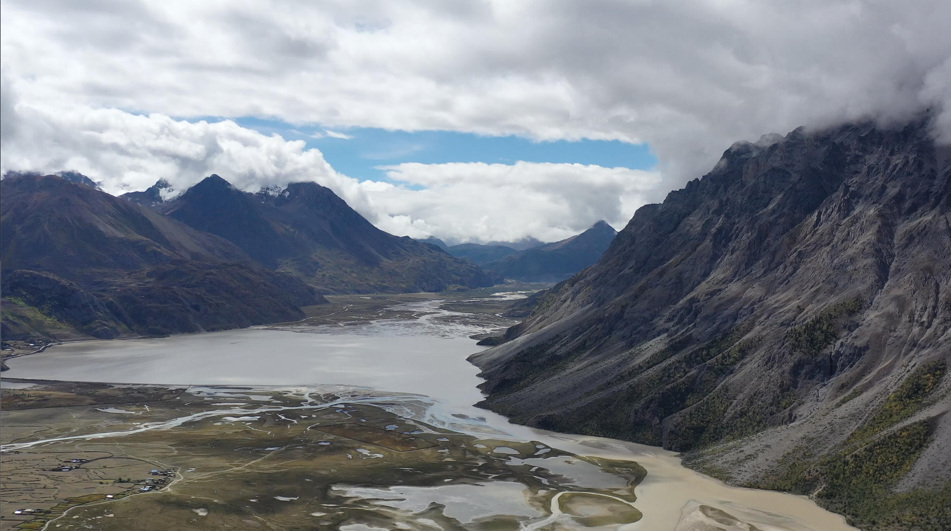 西藏然乌湖风光航拍4K视频视频的预览图