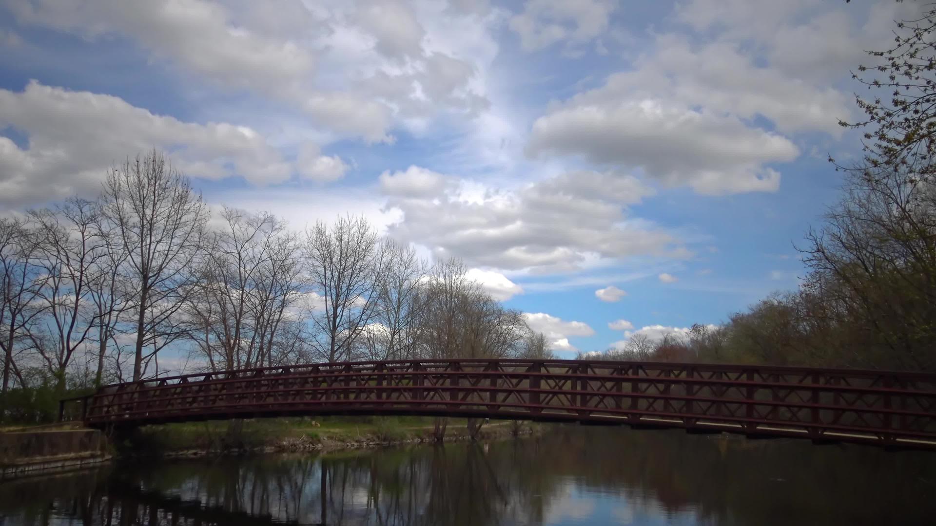 水中桥反射了运河上方的金属桥nj视频的预览图