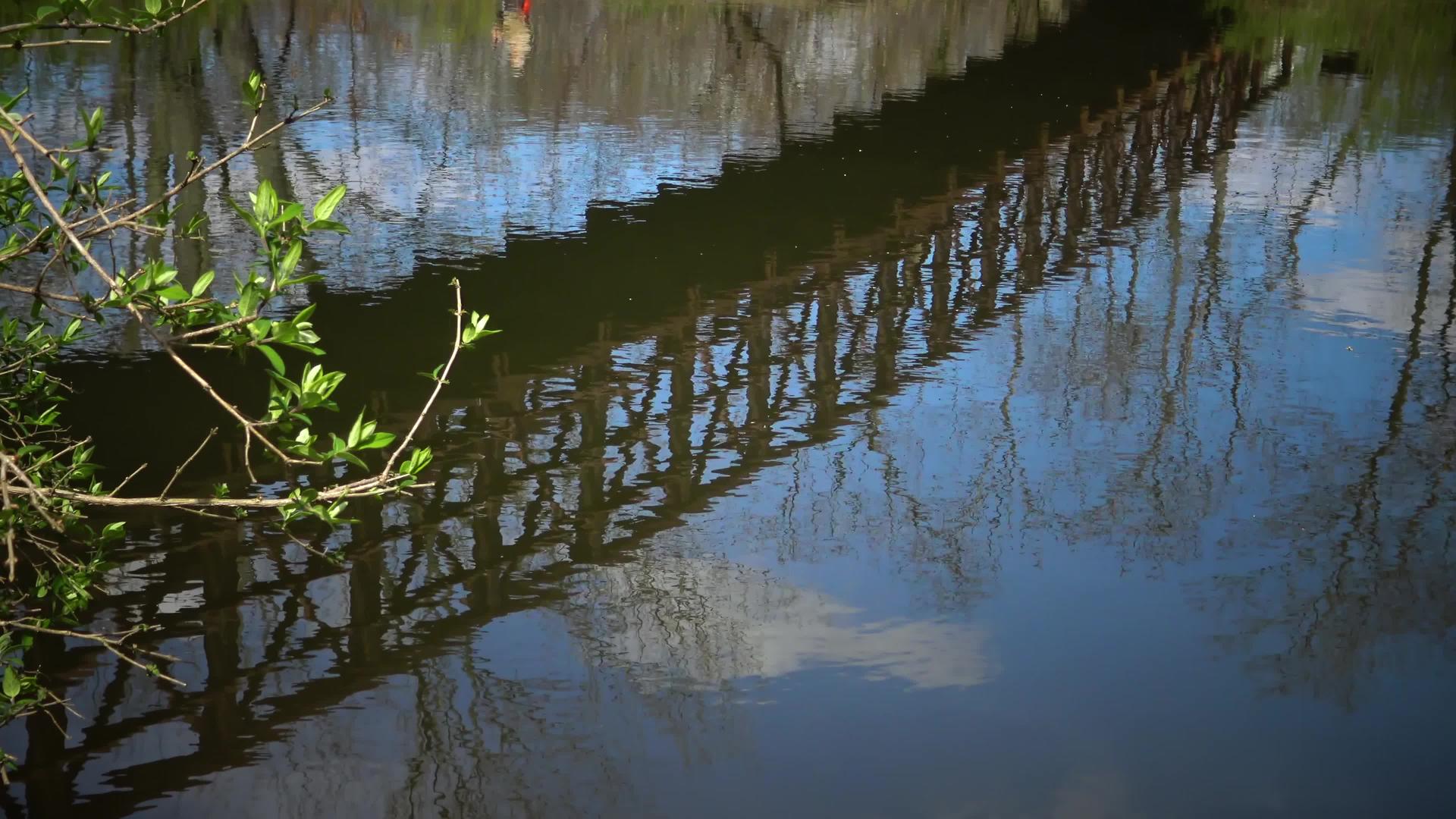 金属桥方金属桥水面上的桥反射视频的预览图