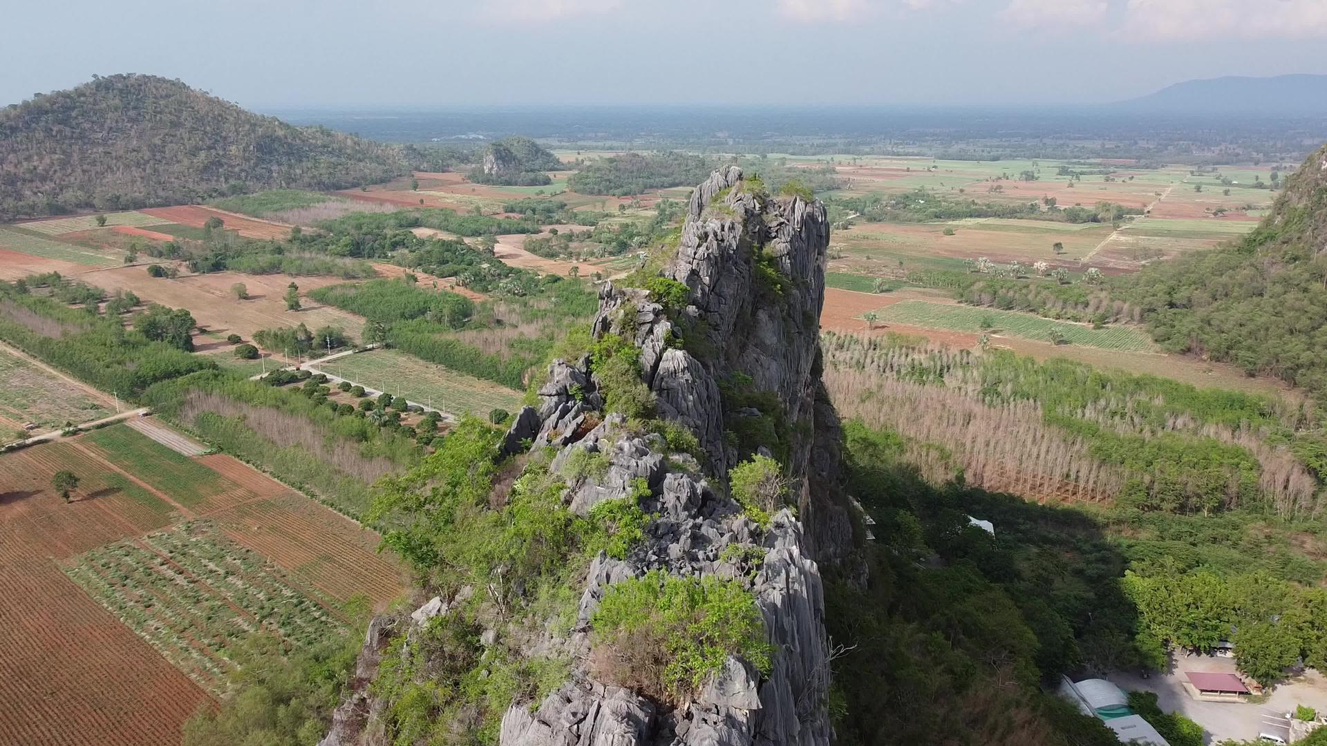 山景和岩石在顶层是美丽的里程碑视频的预览图
