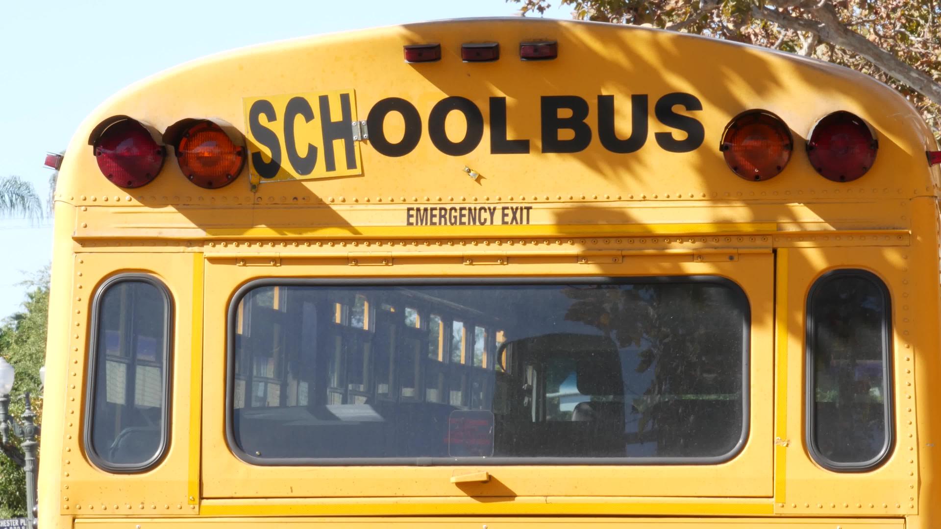 加利福尼亚州洛杉矶学生后视图中的黄色标志性校车视频的预览图