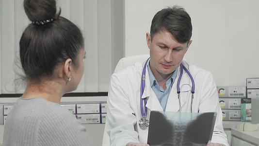 成年男性医生与女性患者交谈视频的预览图