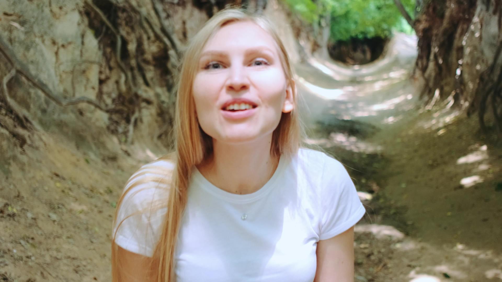 金发碧眼的金发美女在自然峡谷中做面孔视频的预览图
