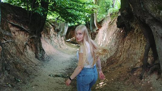 美丽的金发女郎背景在根峡谷中奔跑视频的预览图