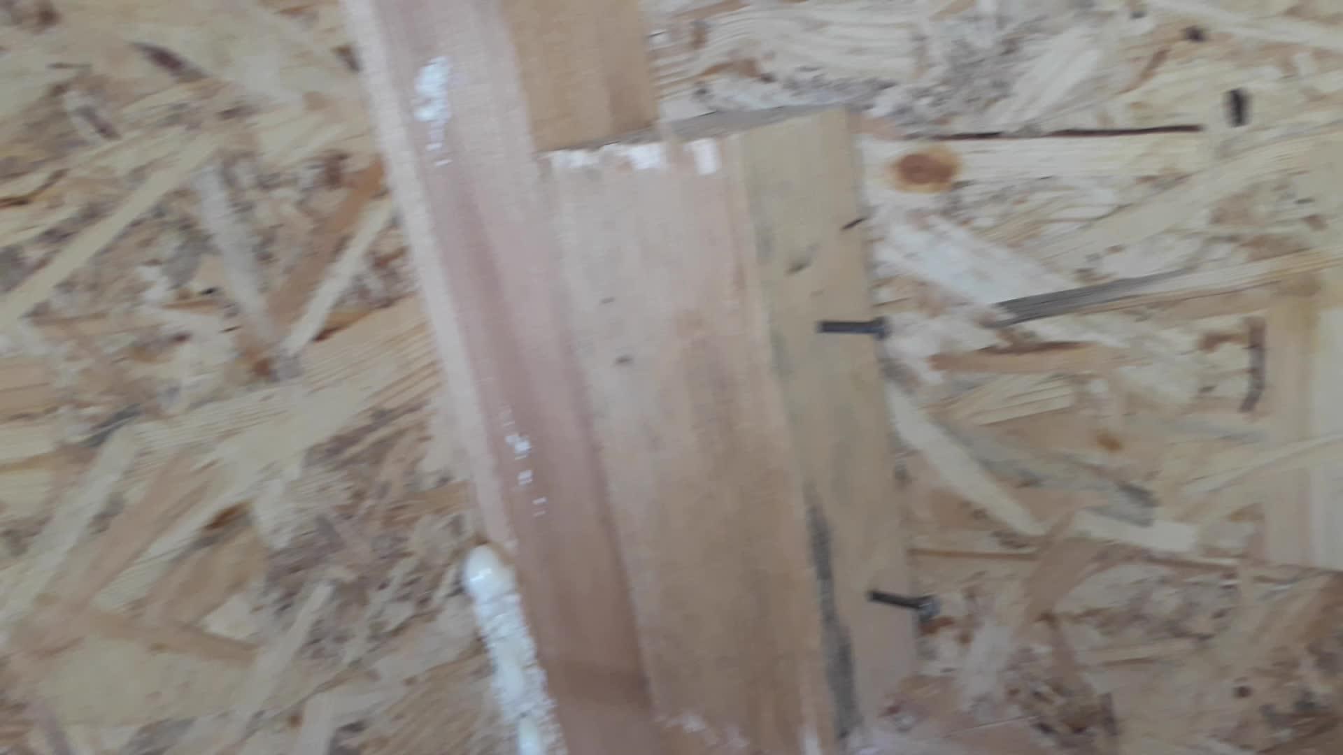 当建造一座住宅楼时它被钉在木板上视频的预览图