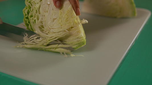 女人用刀粉碎卷心菜视频的预览图