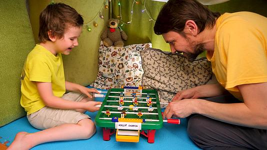 快乐的童年理念在桌上踢足球单亲家庭享受孩子的时间和时间视频的预览图