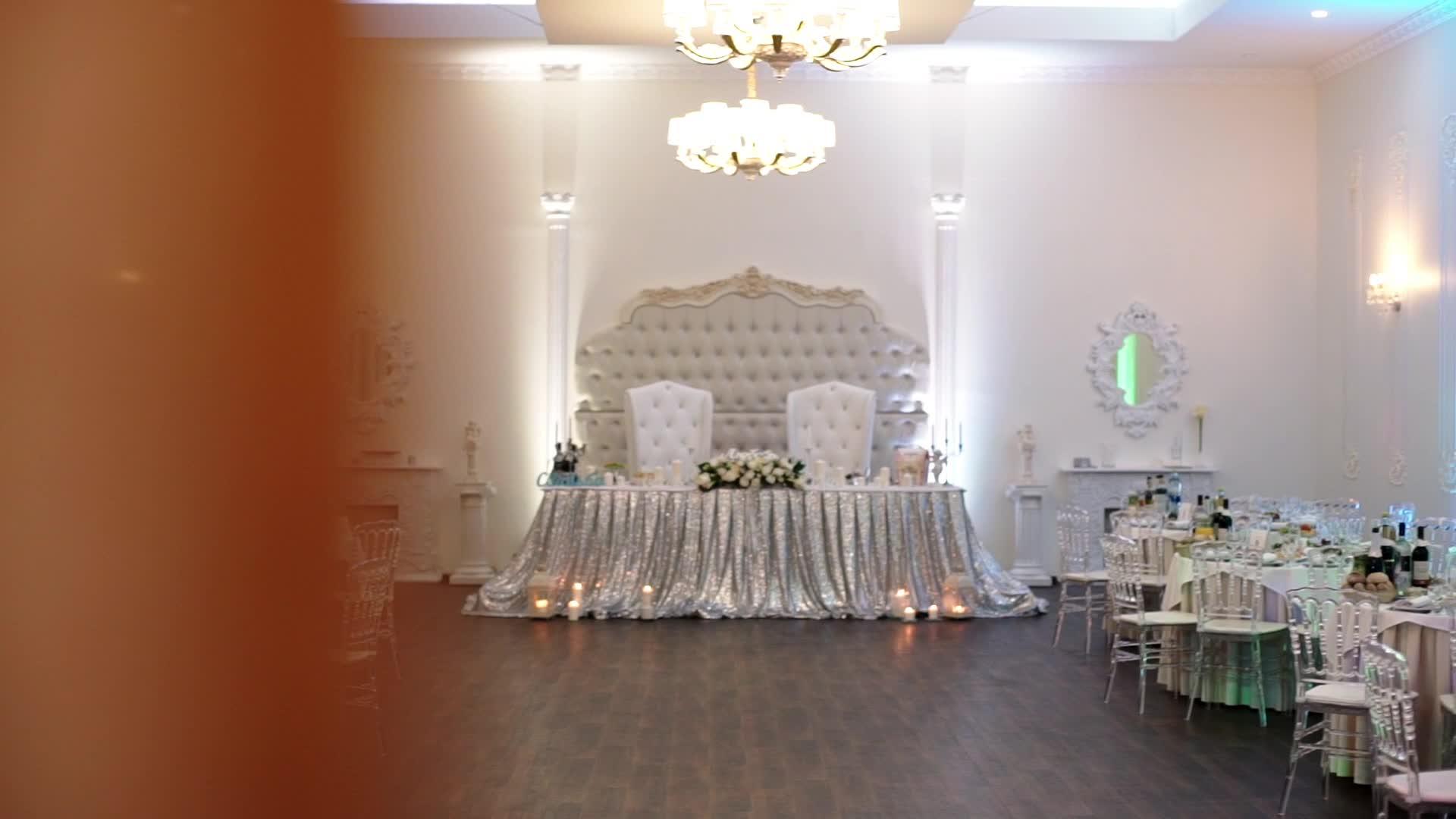 豪华典雅的桌子布置在活动聚会或婚礼招待会上视频的预览图