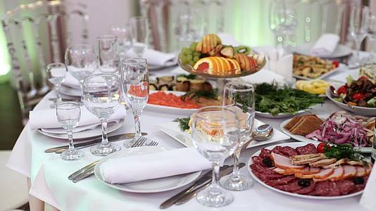 豪华典雅的桌子布置在活动聚会或婚礼招待会上视频的预览图