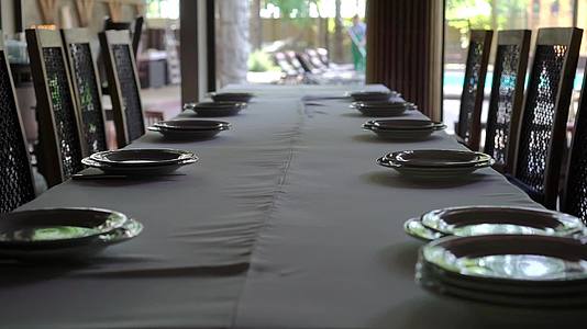 餐桌装饰宴会有餐具和婚礼装饰视频的预览图