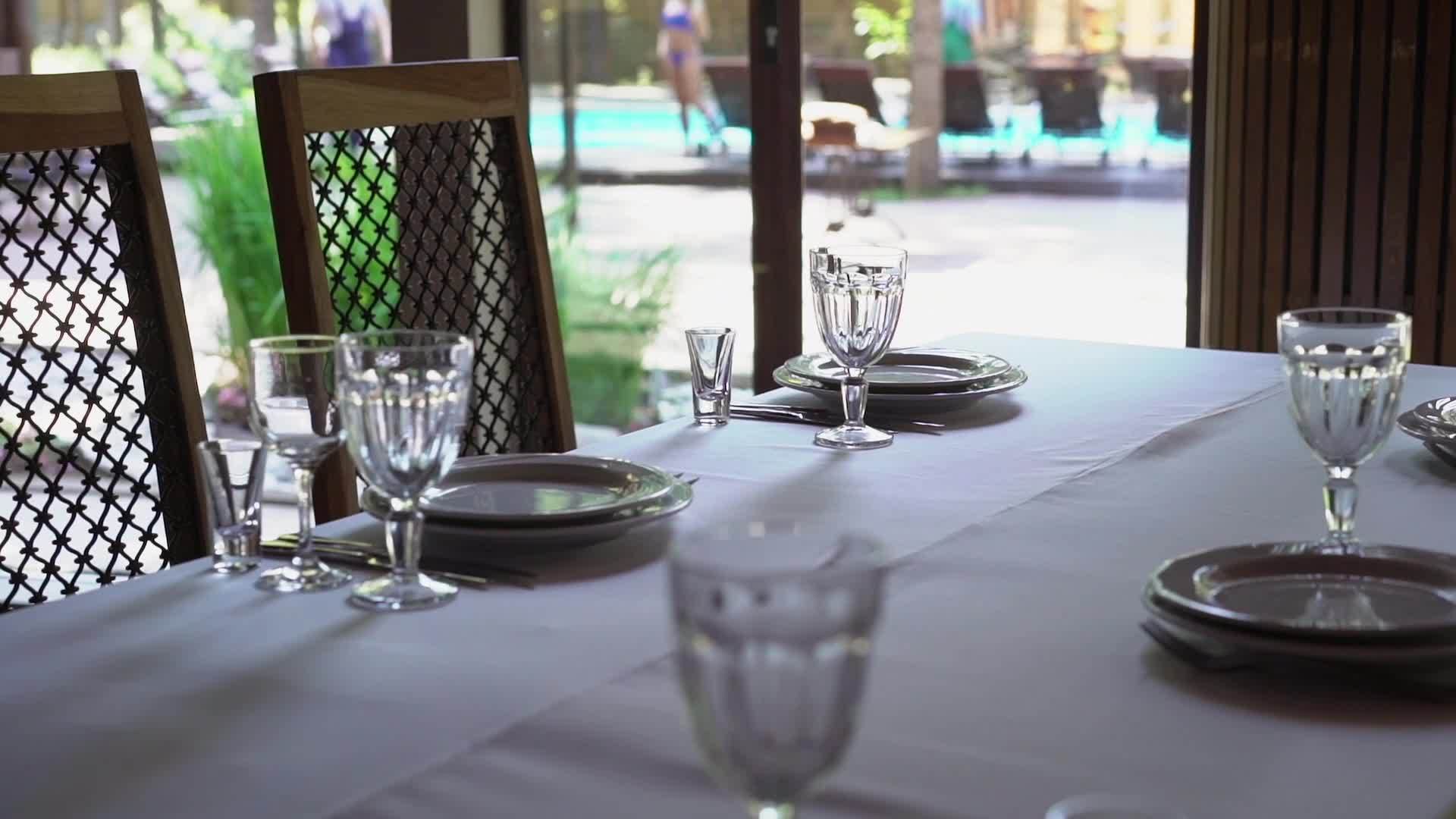 餐桌装饰宴会有餐具和婚礼装饰视频的预览图