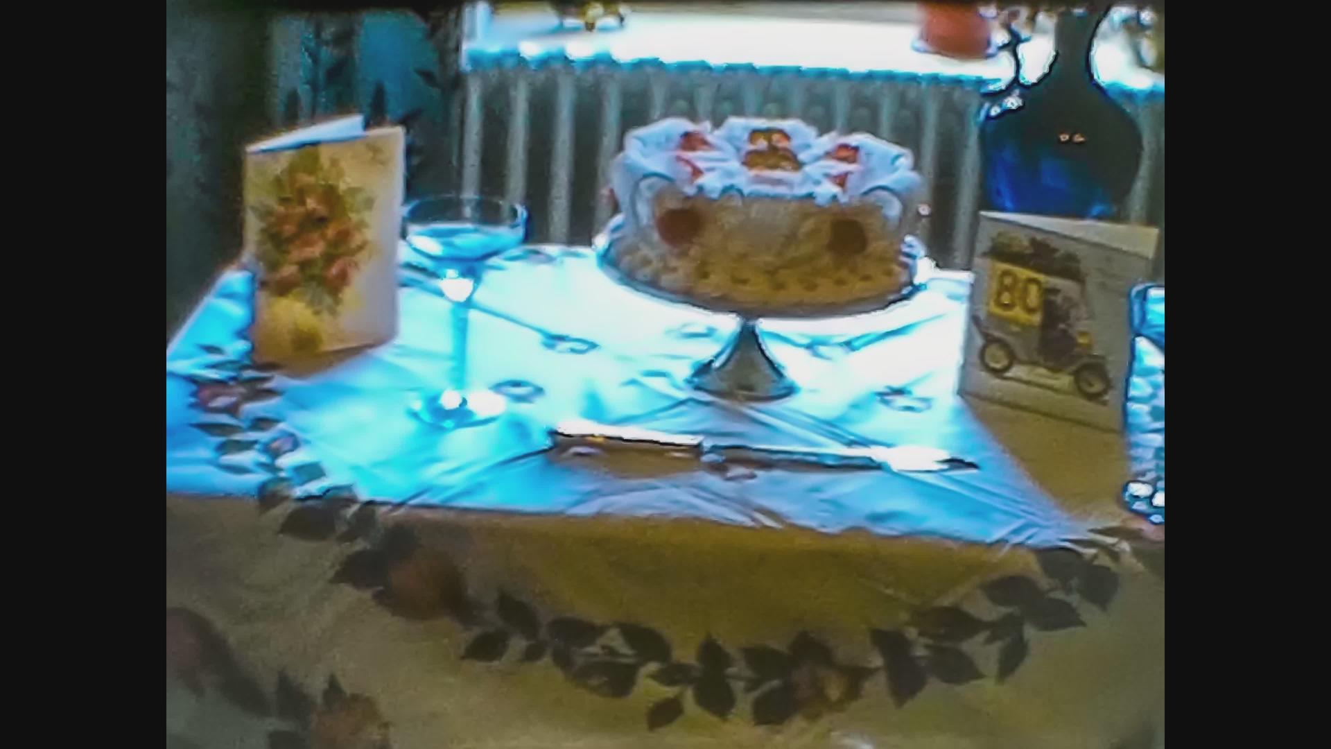 1968年统一王国结婚蛋糕放在桌子上视频的预览图