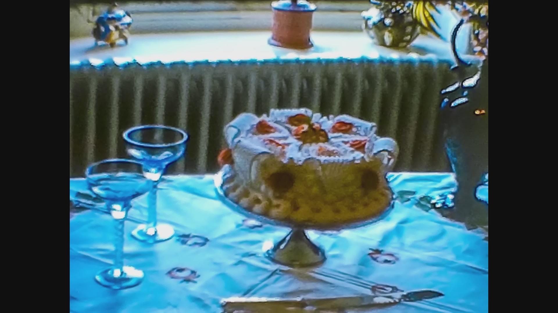 1968年统一王国结婚蛋糕放在桌子上视频的预览图
