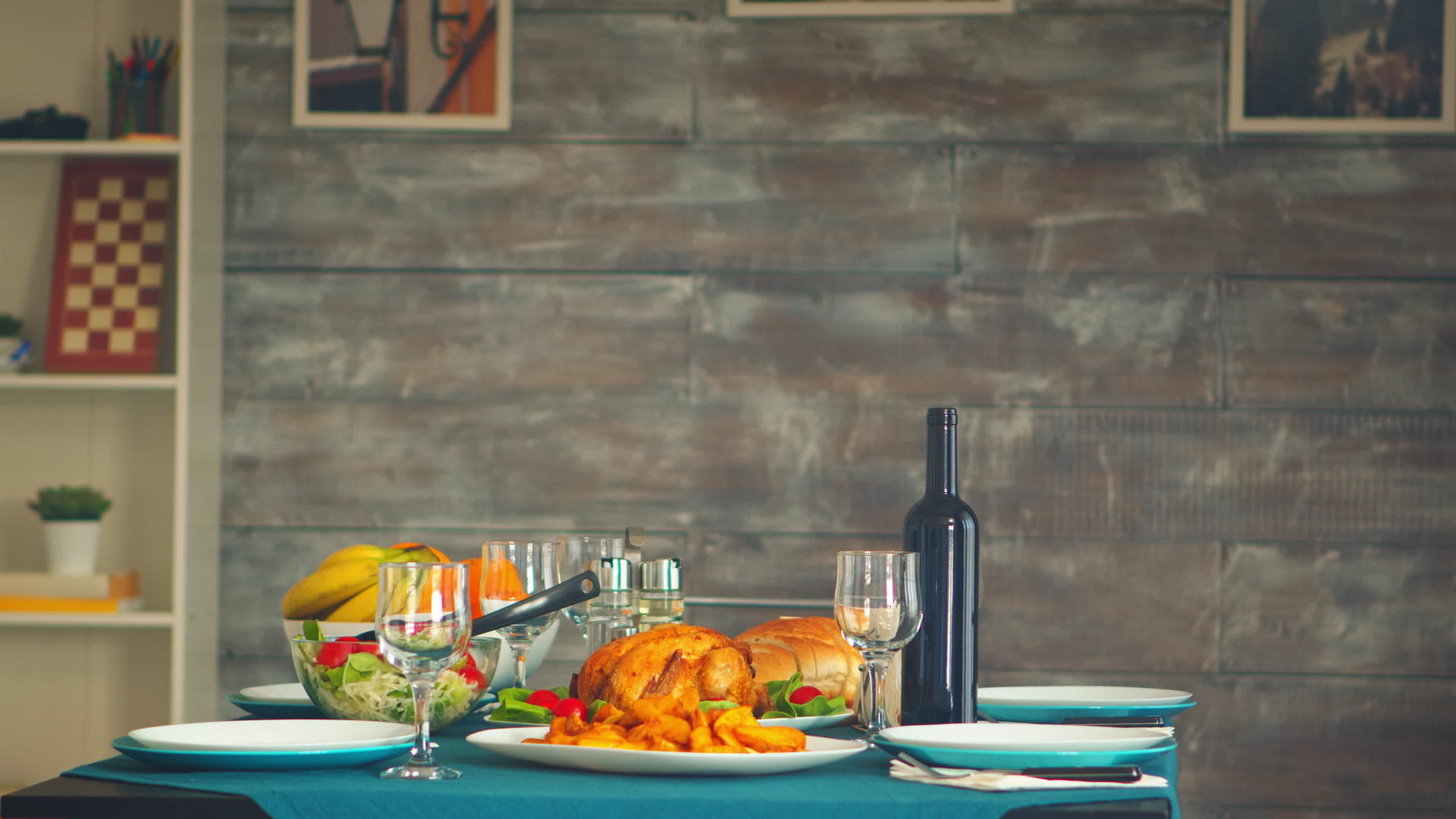 美味的烤鸡放在桌子上做家庭晚餐视频的预览图