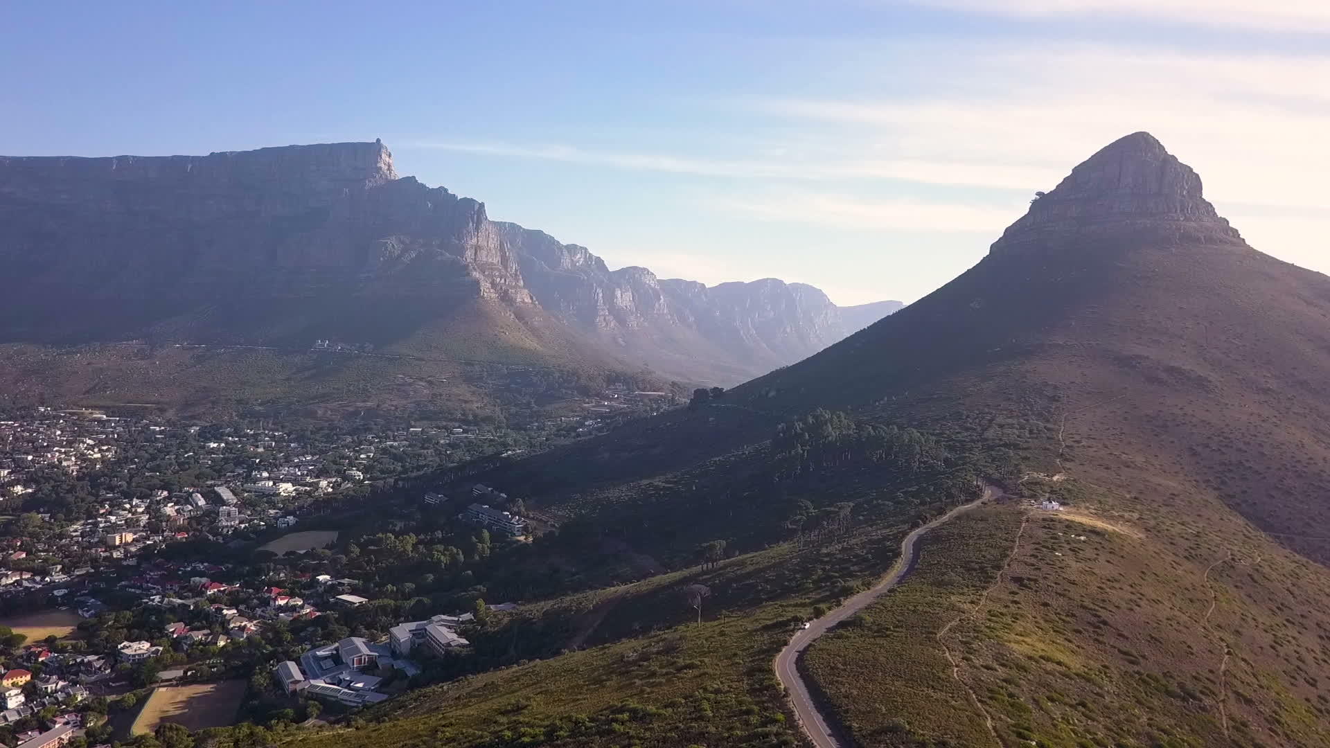 非洲南部的角斗篷镇平面山视频的预览图