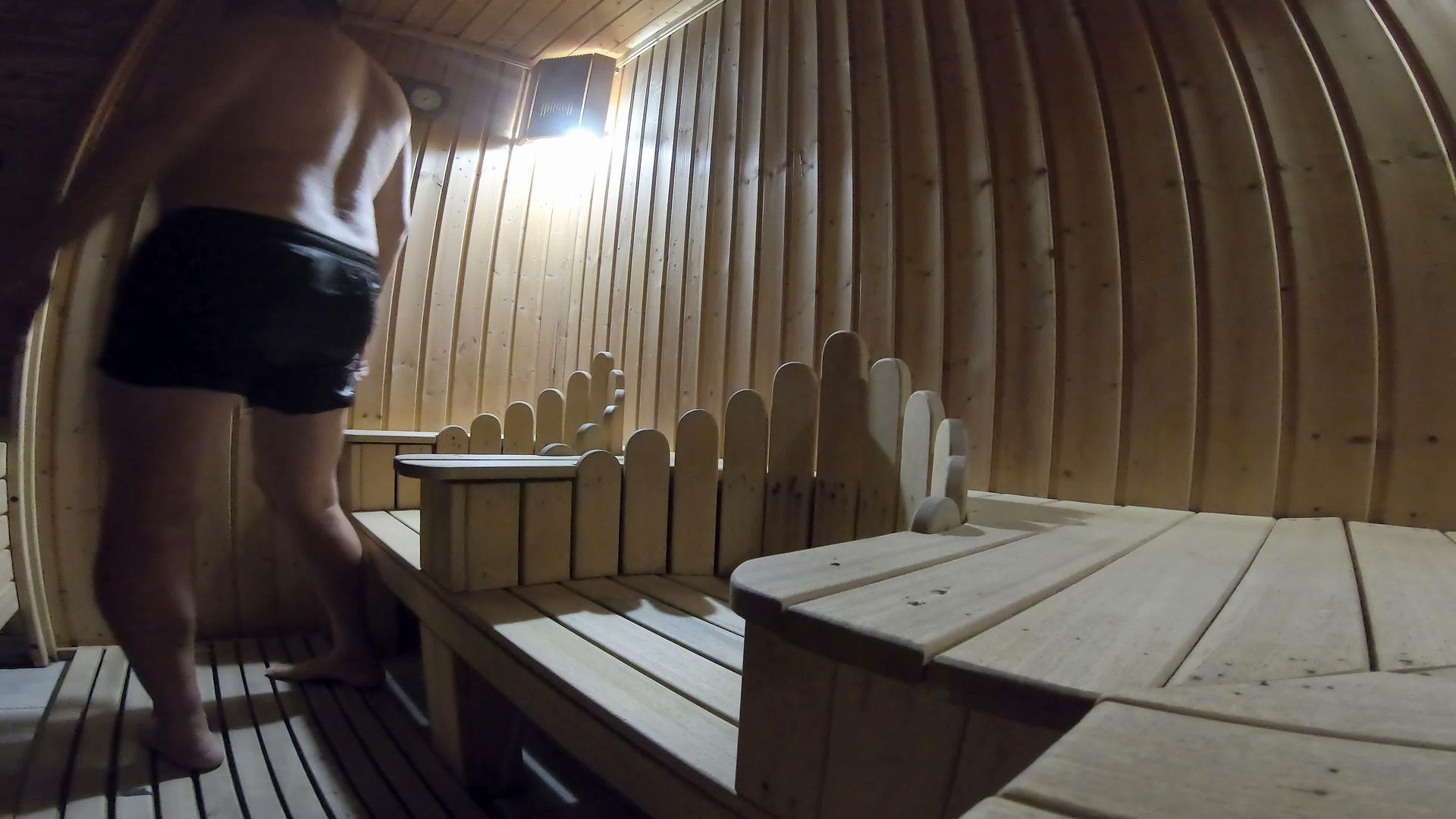 男人爬上木制桑拿休息放松头脑视频的预览图