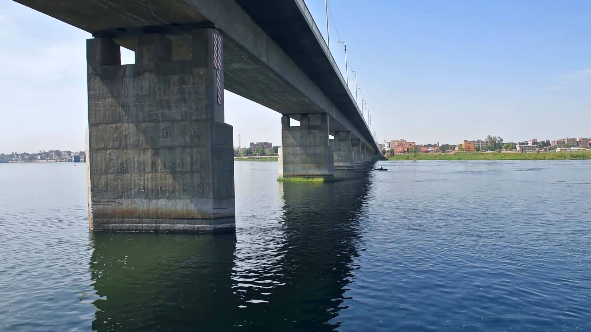Komombo河上没有河桥视频的预览图