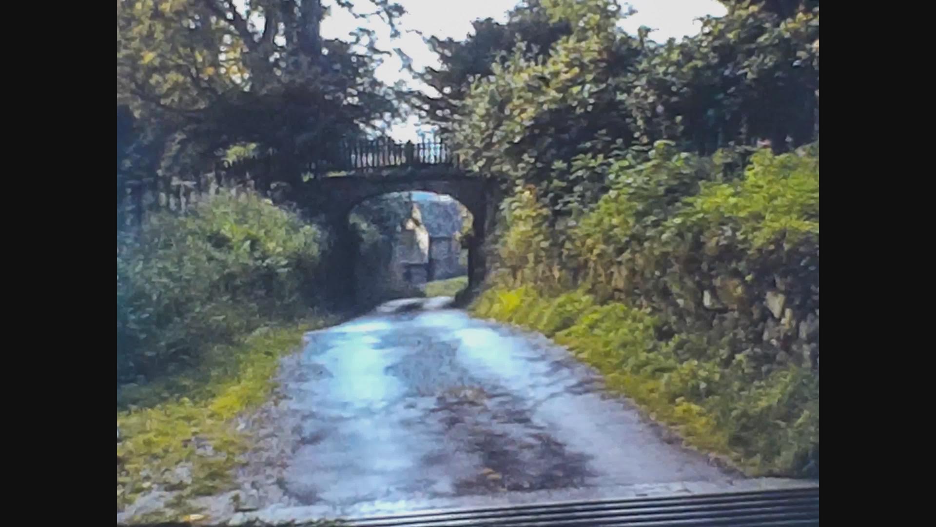 统一王国有桥梁的乡村土路视频的预览图